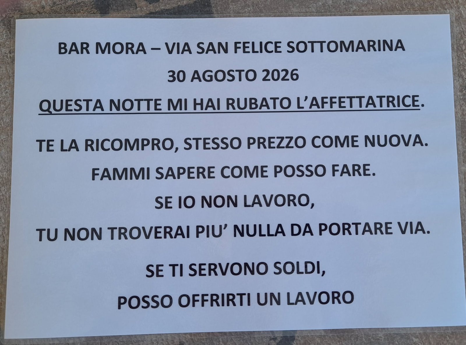 Furti a Chioggia, quarto in un anno: il titolare del bar scrive un cartello ai ladri