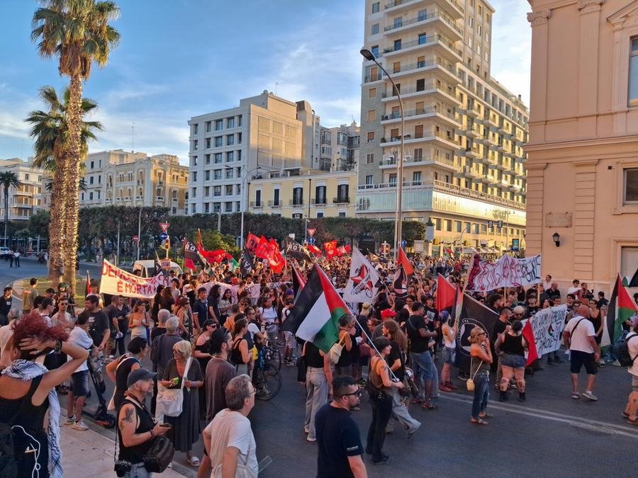 Salari bassi e crisi industriali: il paese reale non segue il palco di Meloni