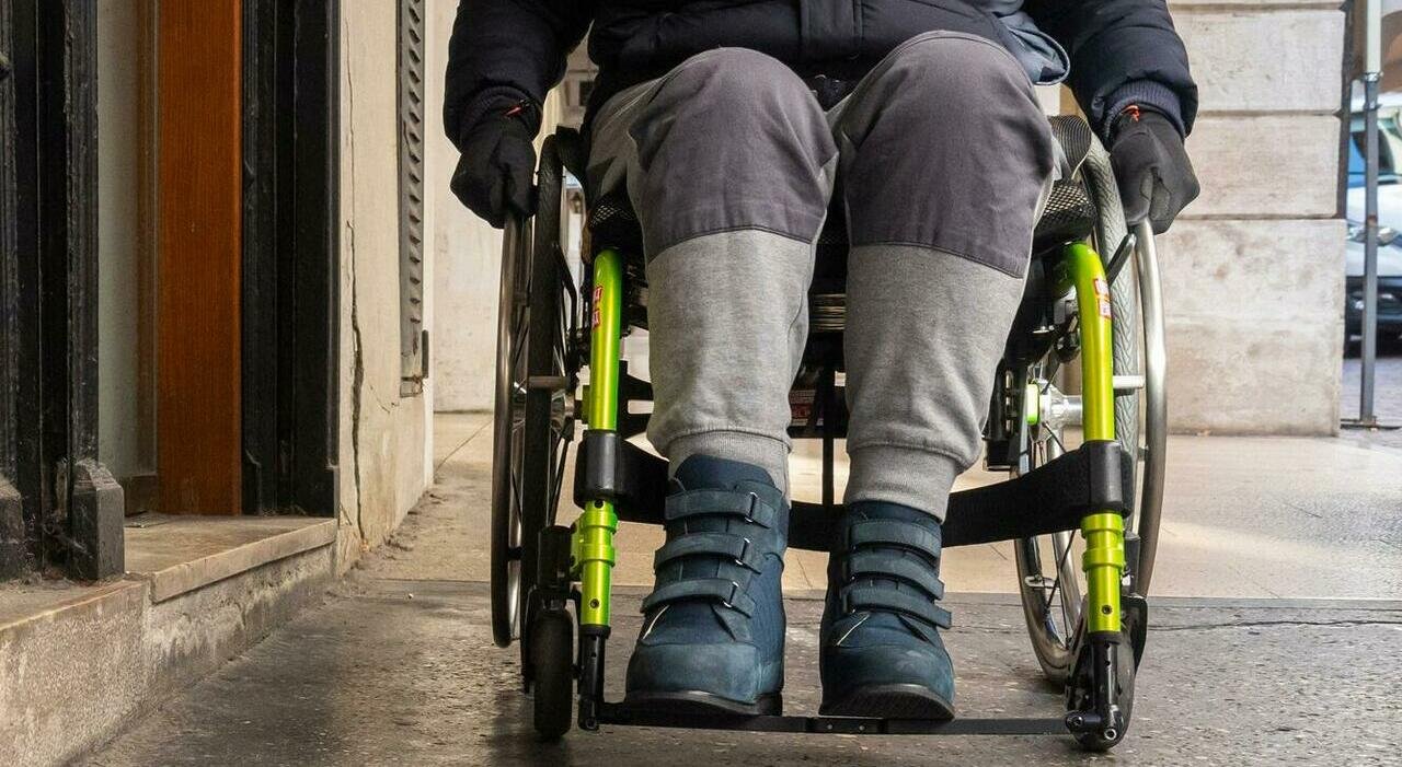 Un uomo ubriaco picchia un uomo in sedia a rotelle: «Non è la prima volta»