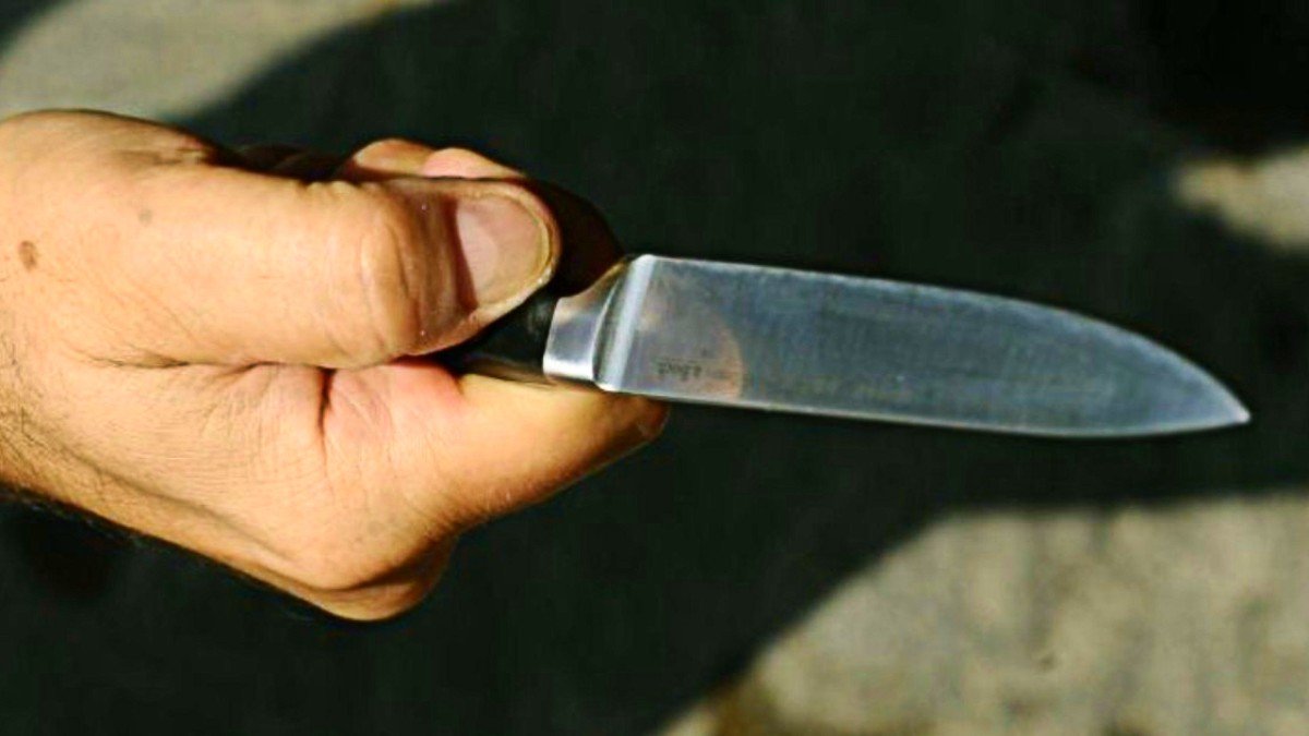 Olbia, uomo armato di coltello aggredisce titolare ristorante e ferisce quattro persone