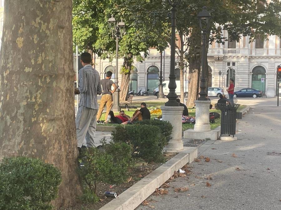 Reti solidali minate, odio politico e abbandono dei migranti a Trieste
