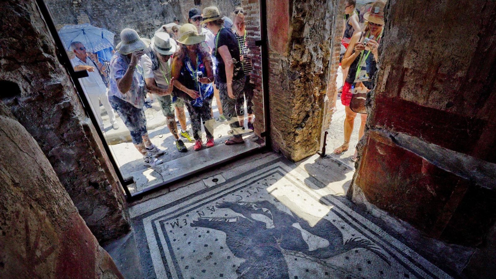 Caldo estremo e musei in fiamme: il clima modifica i flussi turistici in Italia e Francia