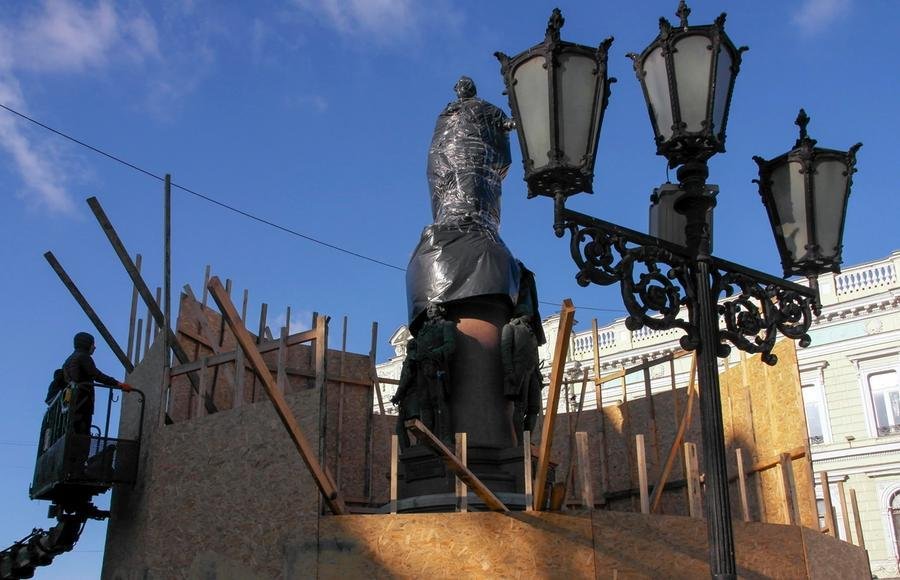 Odessa cancella simboli russi, la lotta culturale si fa sentire