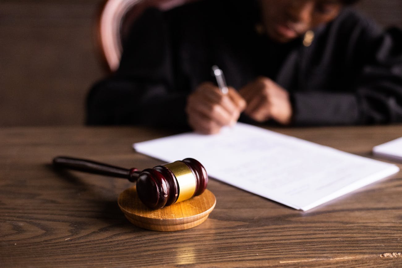 La madre iscrive il figlio a scuola privata senza consultare l’ex marito, la Cassazione dà ragione a lei