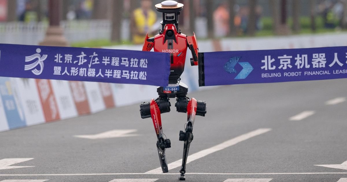 Cina: robot umanoidi si preparano a un futuro di guerra