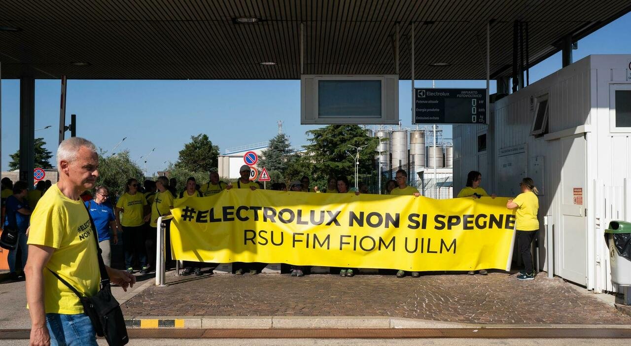 Electrolux, la protesta dei lavoratori: sciopero e ultimatum per la sospensione degli straordinari
