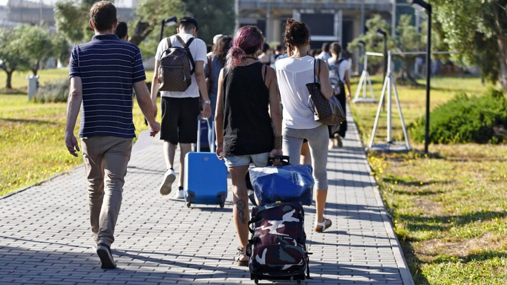 Cervelli in fuga: i giovani italiani all’estero chiedono stipendi più alti e riconoscimento del merito per tornare