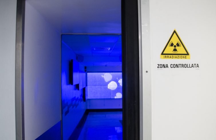 Un ragazzo di 14 anni muore per un osteosarcoma non trattato, evidenziando la necessità di informare i pazienti sulle cure alternative
