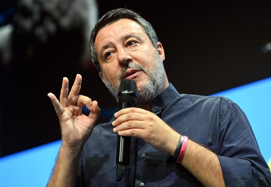 Salvini lancia la sua controffensiva: attacca Forza Italia e sfida i frondisti
