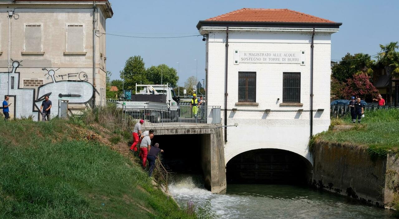 Omicidio a San Giorgio delle Pertiche: la vittima non è ancora identificata, i vigili del fuoco tornano a cercare l’arma