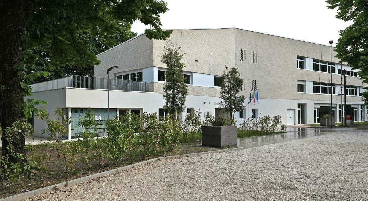 Caldo estremo a scuola Lozer: aule a vetri infuocate, docente ha avuto un malore
