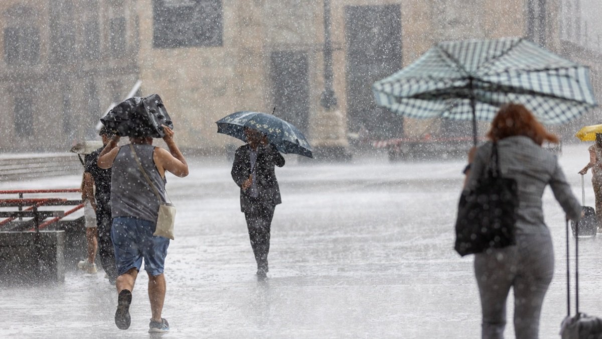 Maltempo a Milano, allerta arancione: calo di 10 gradi, vento e grandine previsti