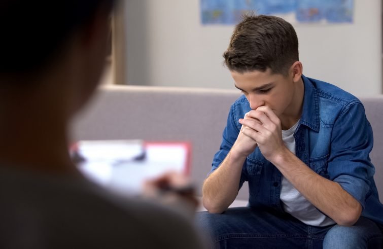 Prevenzione suicidi: aumento tra adolescenti, attenzione ai segnali di allarme