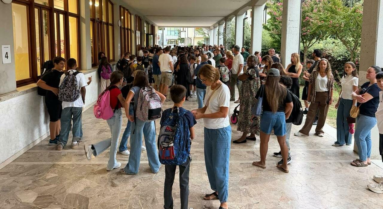 Scuola in difficoltà: preside cerca docenti sui social, reclami per nomine supplenti