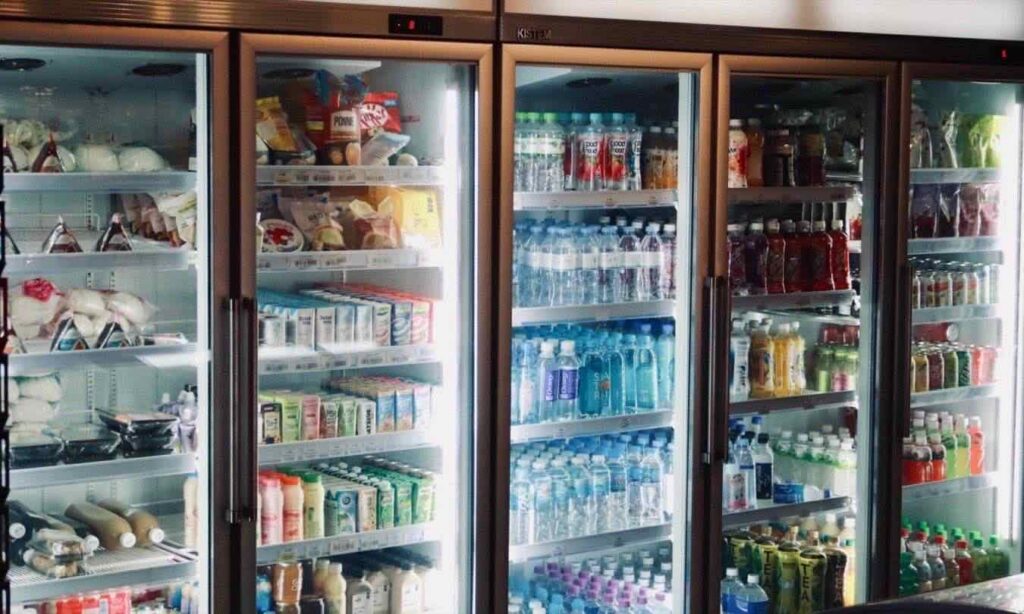 Licenziata per aver nascosto 340 prodotti scaduti: il comportamento comprometteva il rapporto di fiducia