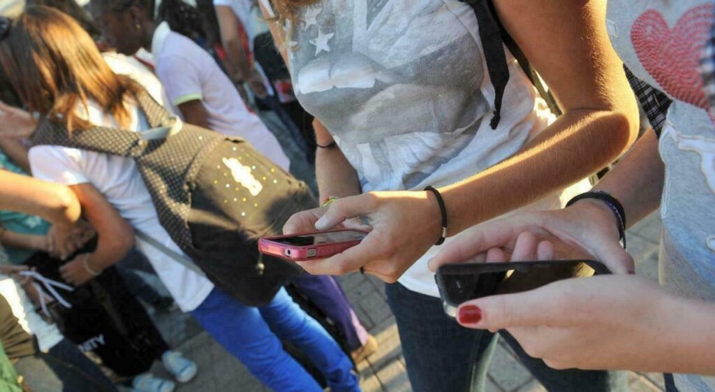 Liceo Canova: uso corretto delle chat, genitori e studenti chiamati a rispettare privacy e norme