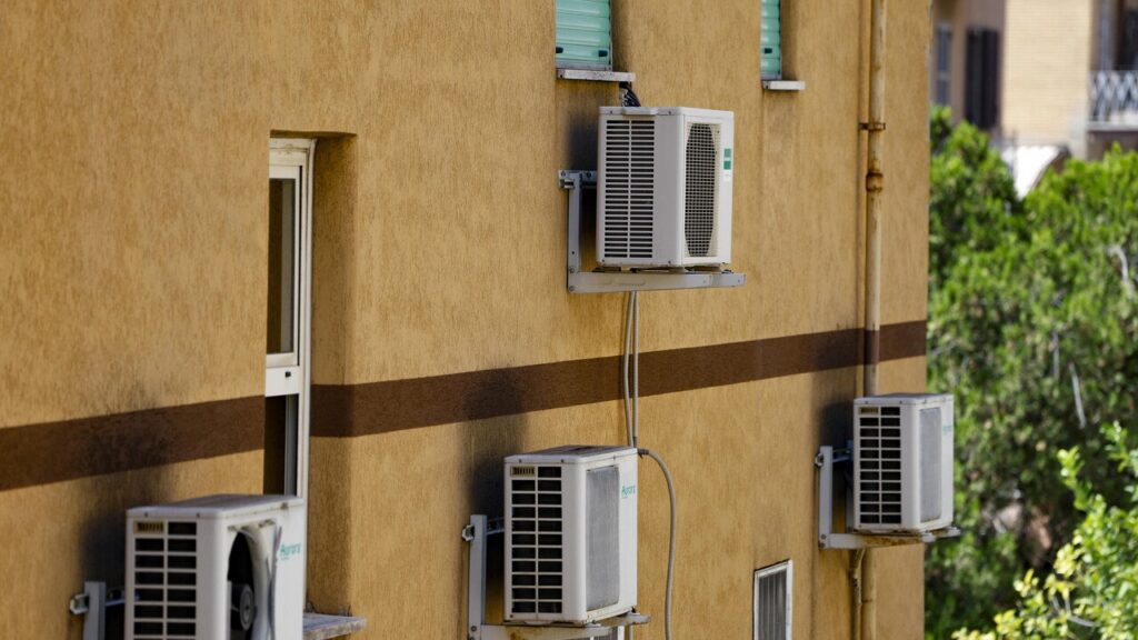 Nuovo ecobonus al 65% per infissi e condizionatori in discussione