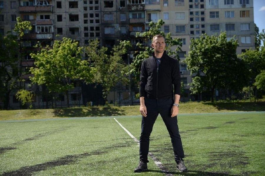 Bambini di Zaporizhzhia studiano sotto terra e giocano a calcio in superficie
