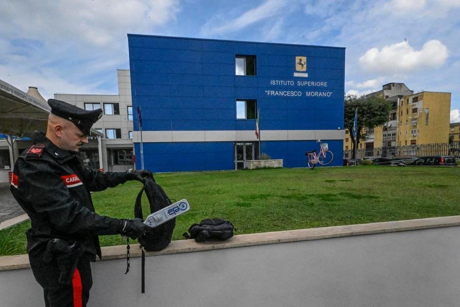 Le scuole non adottano i metal detector. Critiche all’approccio securitario del governo