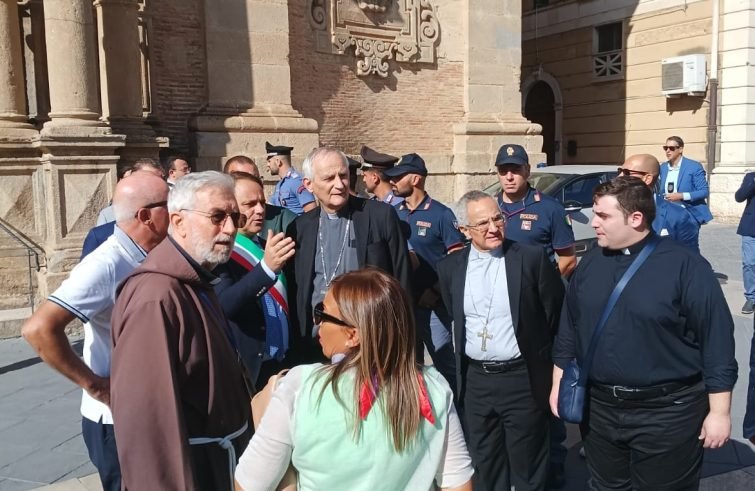 Frana a Niscemi: il cardinale Zuppi incontra i cittadini e annuncia contributo per la scuola