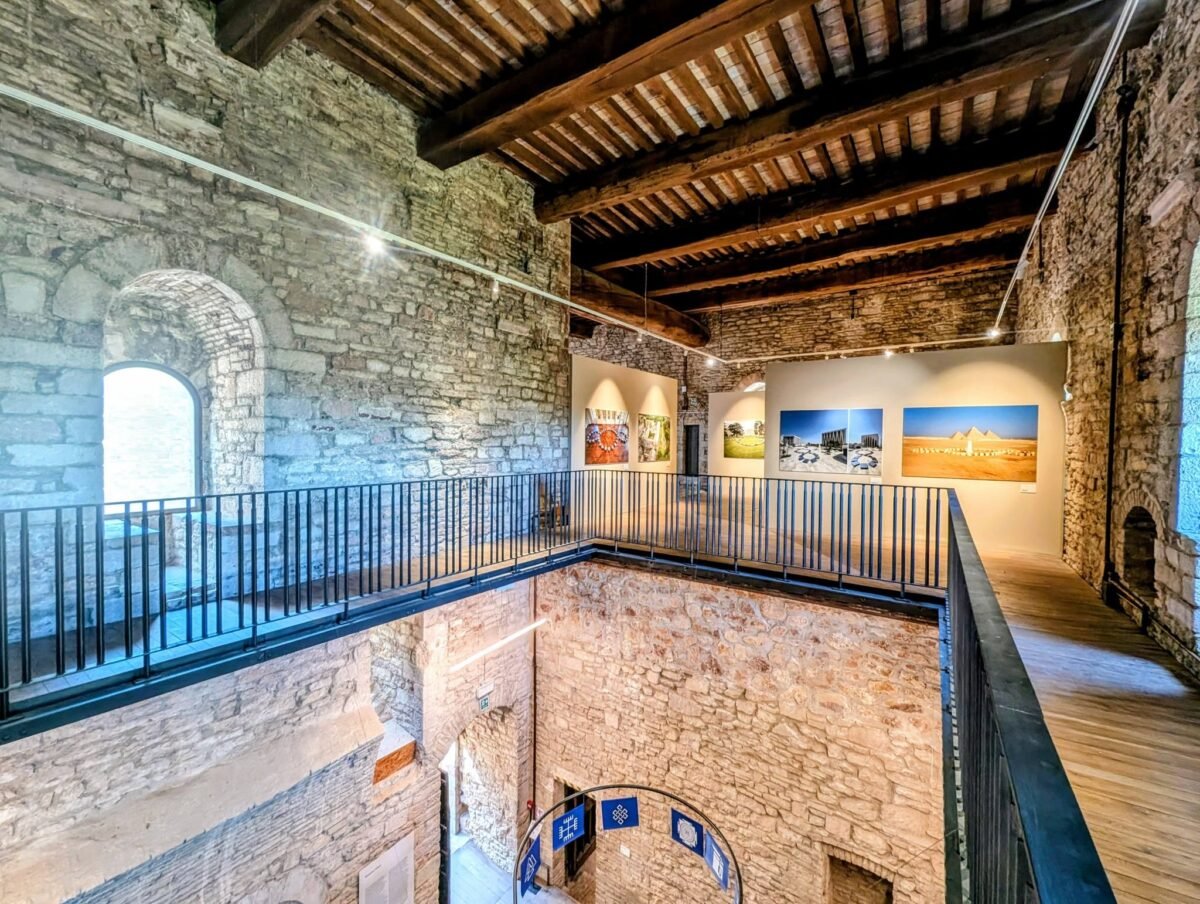 Michelangelo Pistoletto presenta la mostra “FRANCISCUS. Fratello in arte” a Assisi, ultime settimane per visitarla