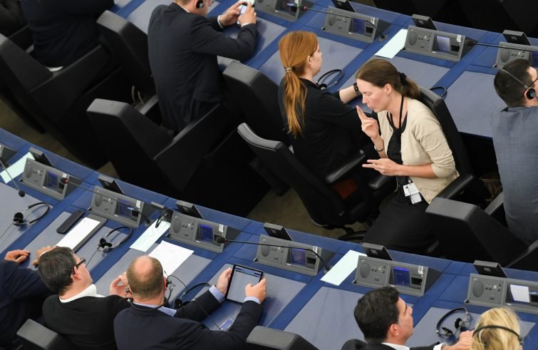Accessibilità e diritti per le persone sorde: la legge esiste, ma i servizi no