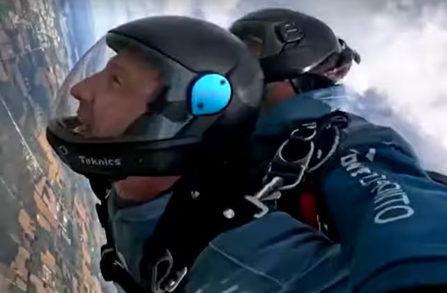 Harry si lancia col paracadute in Canada per mantenere una promessa a un veterano di 102 anni