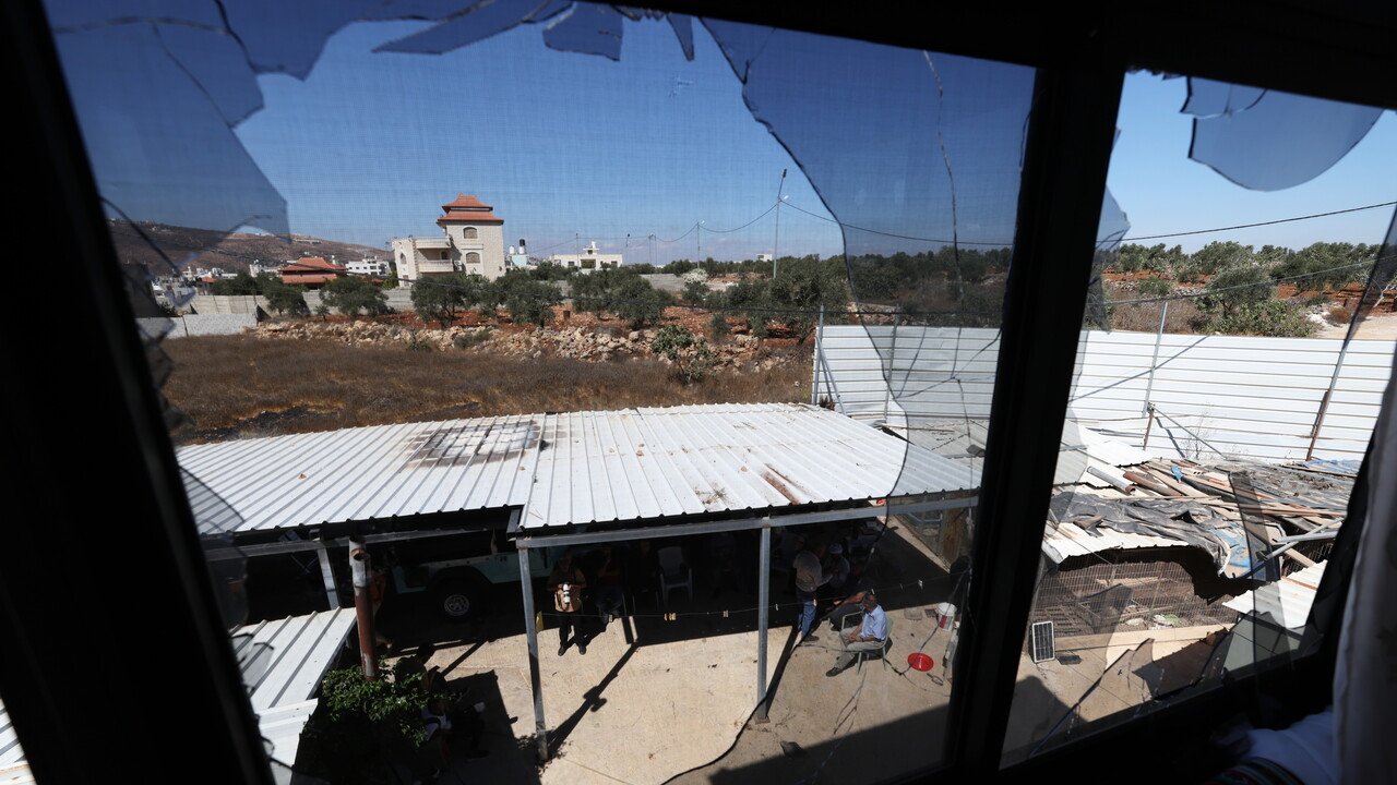 Scontri tra coloni e forze di sicurezza a Jalud, incendiata casa palestinese
