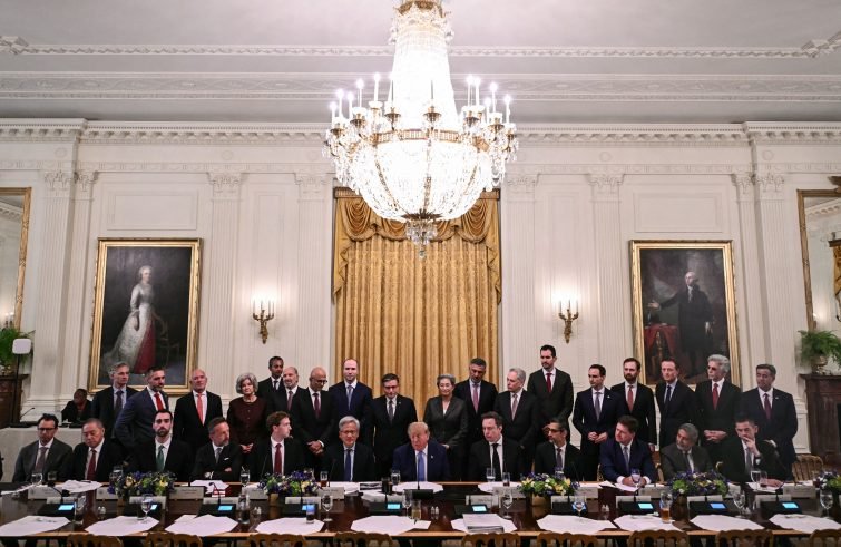 Accordo USA-Big Tech sull’IA: un tentativo di regolamentazione senza cittadini