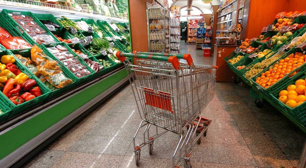 Inflazione, i prezzi della frutta e verdura salgono e mangiare sano diventa un lusso