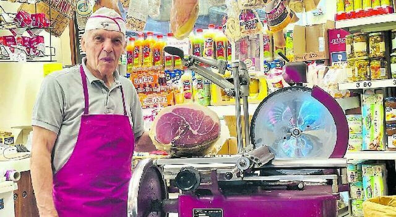 Aldo Franceschini, 86 anni, gestisce la salumeria a Venezia: «Con gli affitti di oggi avrei già chiuso»