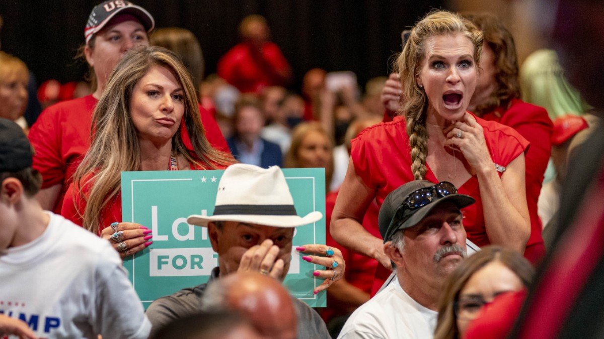 Sostegno ispanico a Trump in calo, i democratici guadagnano vantaggio nel midterm