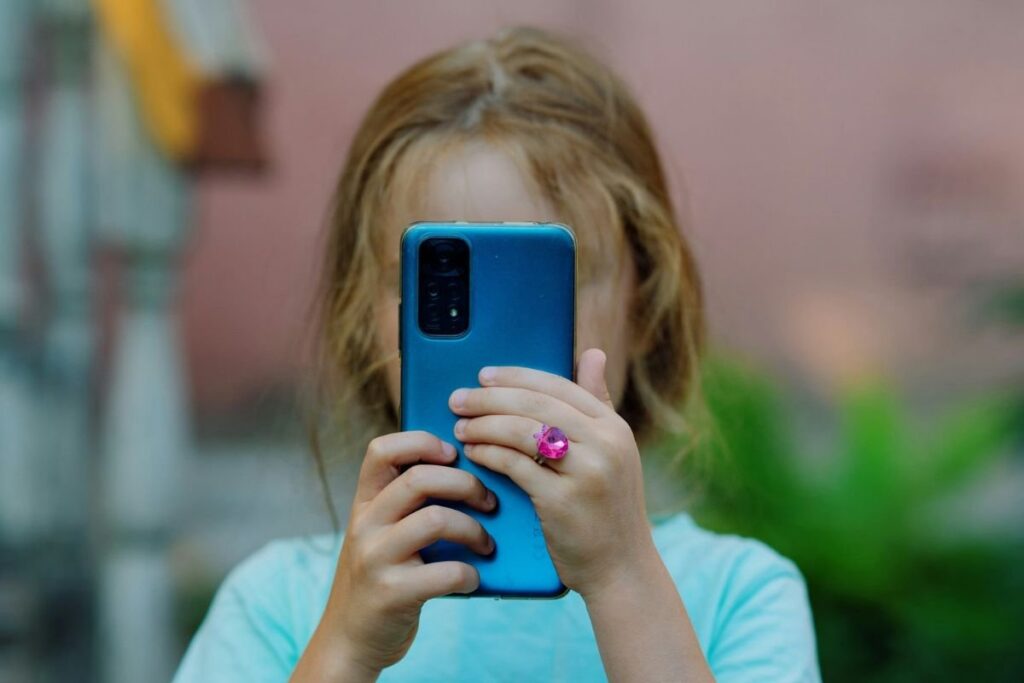 Lo smartphone a 12 anni e il rischio di disturbi alimentari: la ricerca USA su 9mila ragazzi