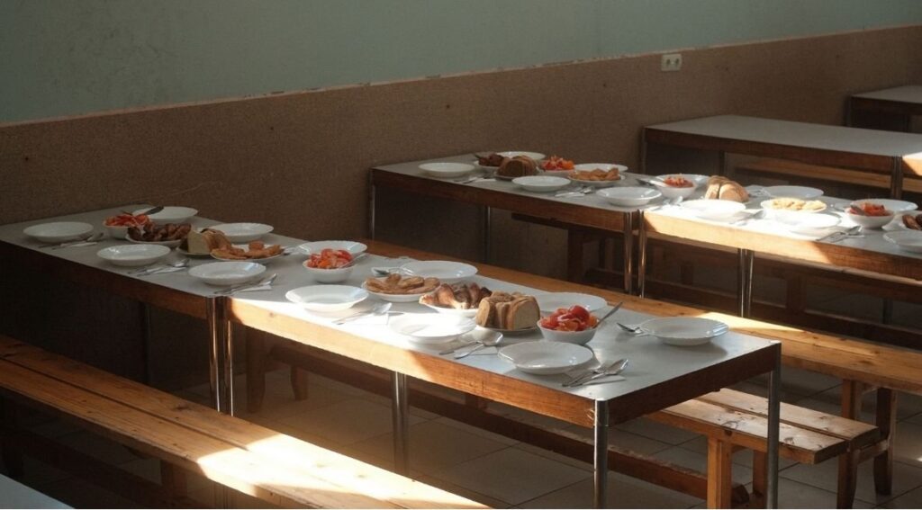 Piacenza elimina carne di maiale dalle mense scolastiche, polemiche del centrodestra su tradizioni locali