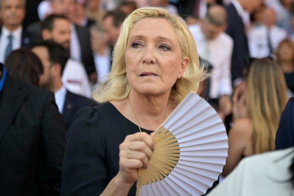 Marine Le Pen promette tagli di 140 miliardi per ridurre il debito francese