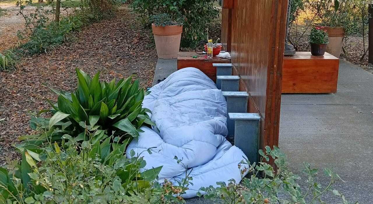 Senzatetto attacca statua della Madonna a Tassina, residenti preoccupati per sua aggressività