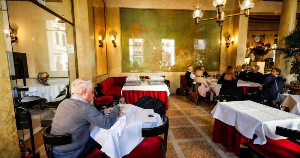 Consumi al ristorante: italiani preferiscono pranzi, calo aperitivi e dopocena